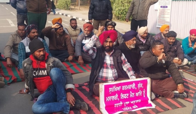 ਬਾਹਰੋਂ ਬੰਦੇ ਲਿਆ ਕੇ ਸੁਰੱਖਿਆ ਗਾਰਡ ਤਾਇਨਾਤ ਕਰਨ 'ਤੇ ਭੜਕੇ ਧਰਨਾਕਾਰੀ